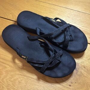 Teva Olowaho black sandals 10